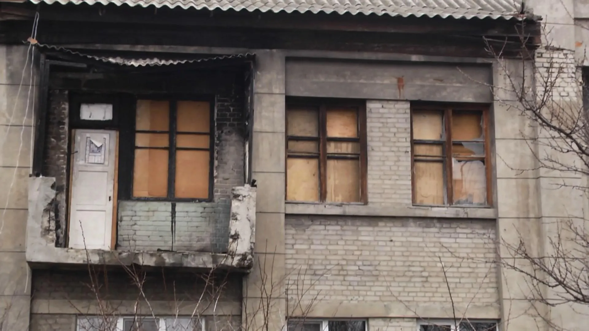 Жінка в Харкові живе у згорілій квартирі логочеви