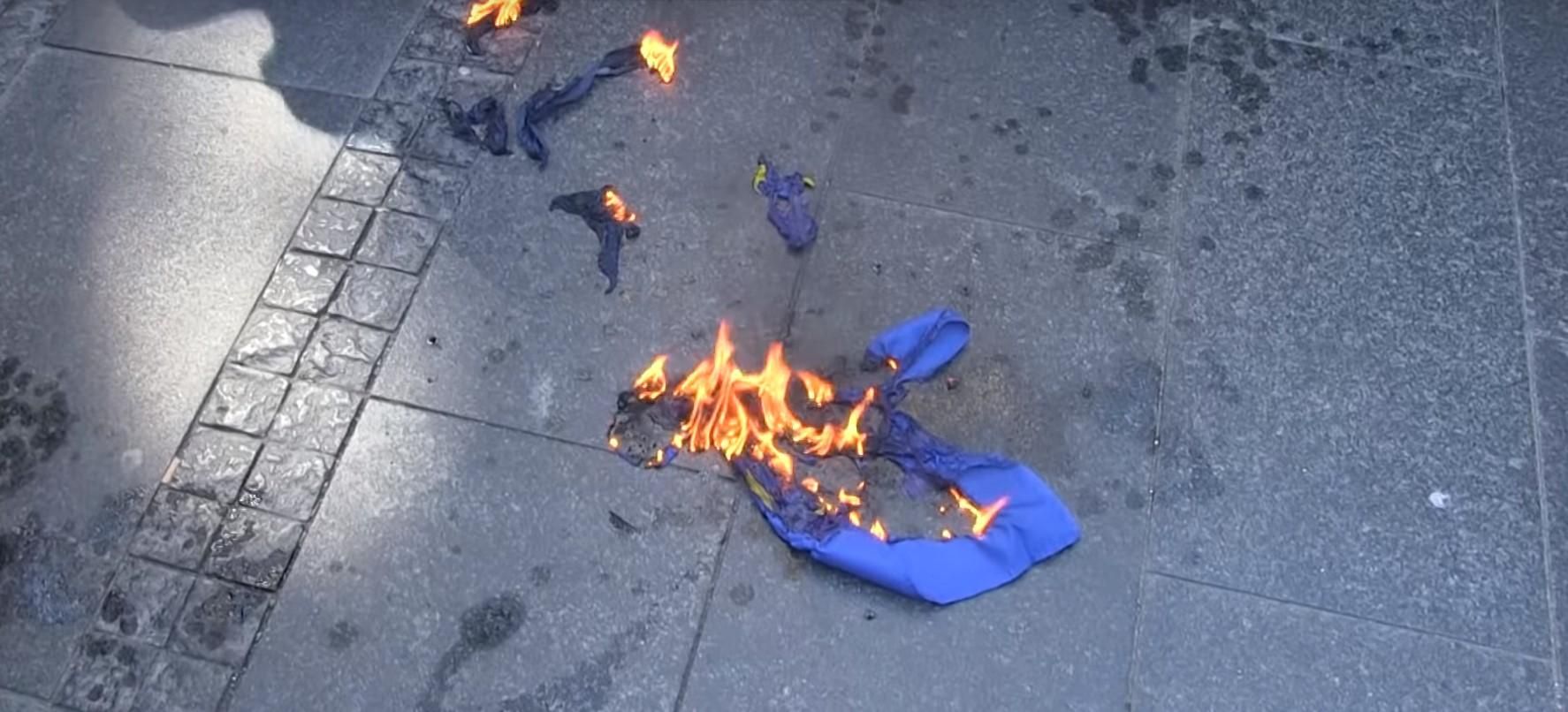 В Сербии радикалы сожгли флаги ЕС и НАТО и призвали Россию: видео В Сербии радикалы сожгли флаги ЕС и НАТО и призвали Россию: видео