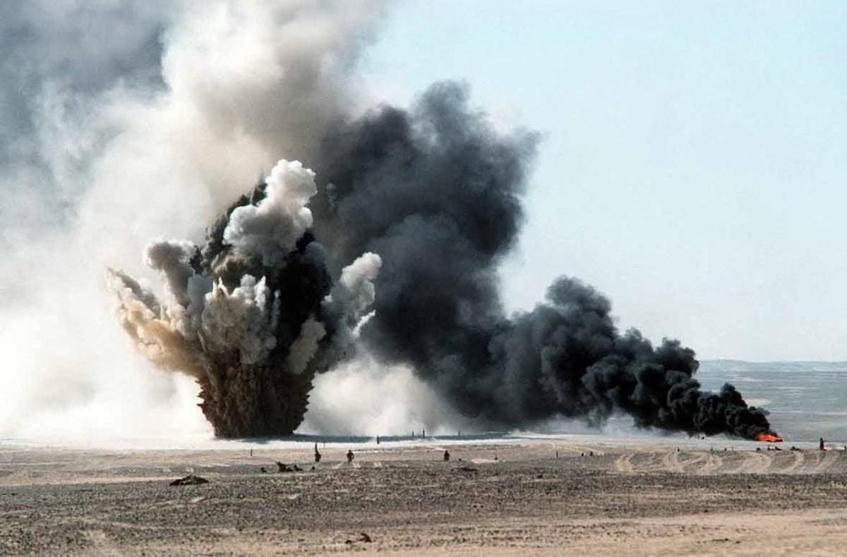 Українські військові показали ефектне відео ліквідації військової техніки бойовиків Українські військові показали ефектне відео ліквідації військової техніки бойовиків