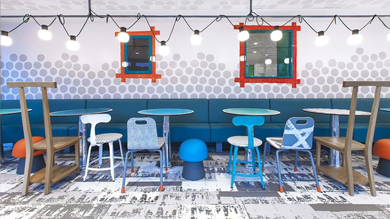 У Парижі відкрили McDonald’s з незвичним дизайном: яскраві фото У Парижі відкрили McDonald’s з незвичним дизайном: яскраві фото