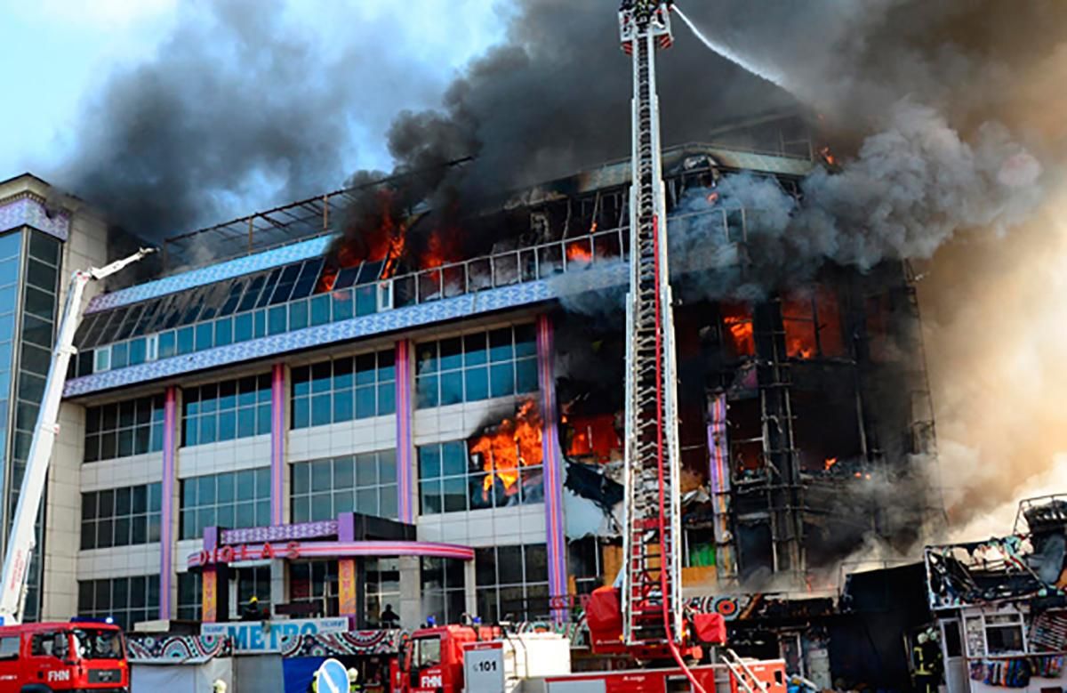У Баку горів великий торговий центр, небо затягнуло чорним димом: фото, відео