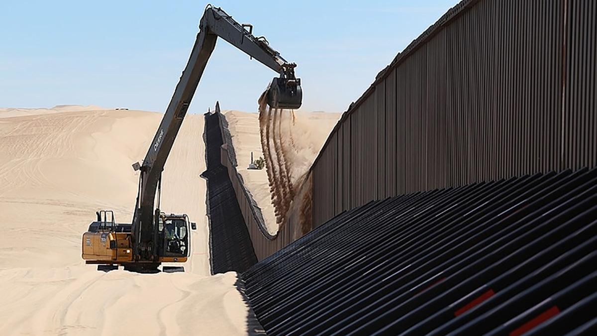 Трамп получил миллиард долларов на строительство стены на границе с Мексикой