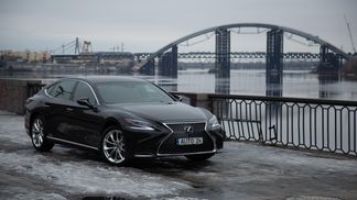 Пентхаус на колесах: тест-драйв Lexus LS