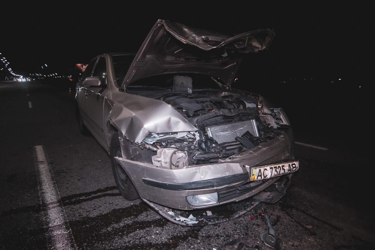В Киеве Skoda влетела в Peugeot, который стоял на "аварийке": фото, видео