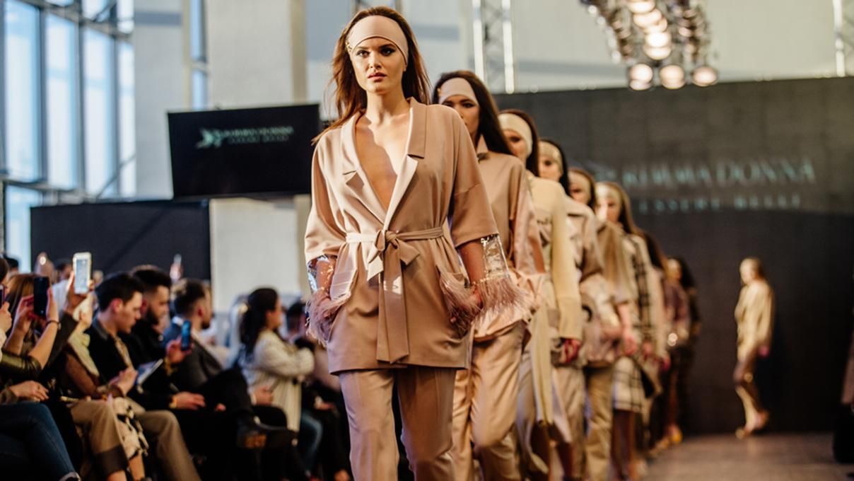 Перья страуса и металлик: украинский бренд Rimma Donna представил коллекцию на Lviv Fashion Week Перья страуса и металлик: украинский бренд Rimma Donna представил коллекцию на Lviv Fashion Week