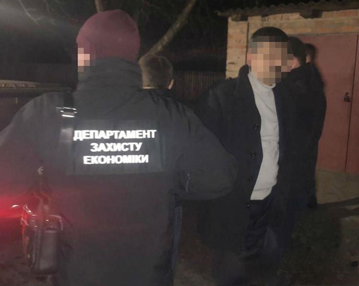 На Житомирщине задержали сельского голову на взятке в почти миллион гривен На Житомирщине задержали сельского голову на взятке в почти миллион гривен