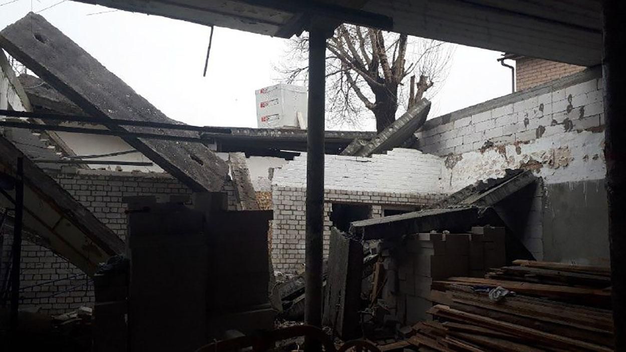 На железнодорожной станции Киева обвалилось здание, погибла женщина: фото и видео