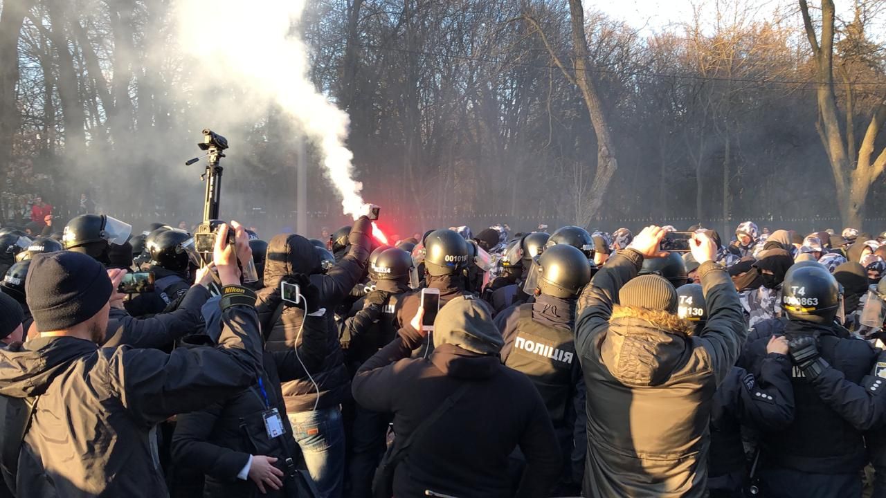 Нацкорпус в Виннице прорывался к Порошенко, есть избитые и задержанные: фото и видео