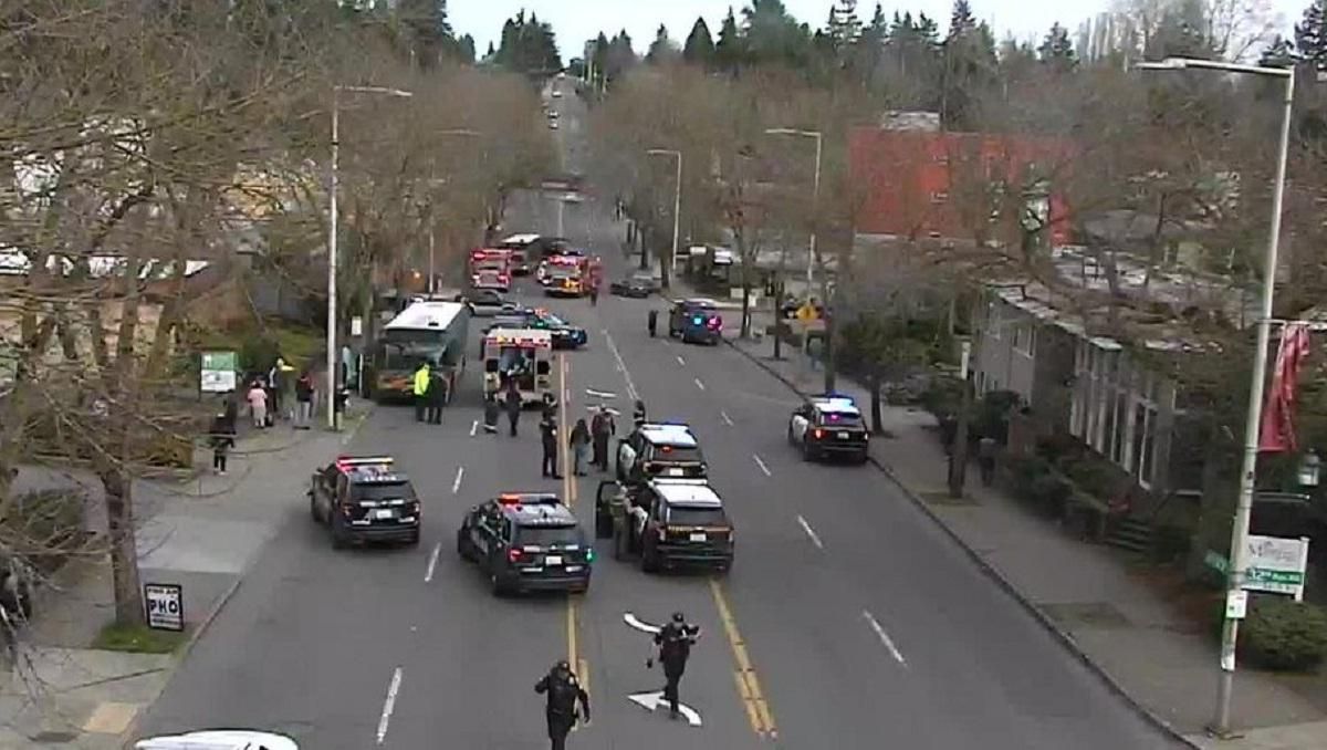 Неизвестный устроил стрельбу на улице в Сиэтле, есть погибшие Неизвестный устроил стрельбу на улице в Сиэтле, есть погибшие