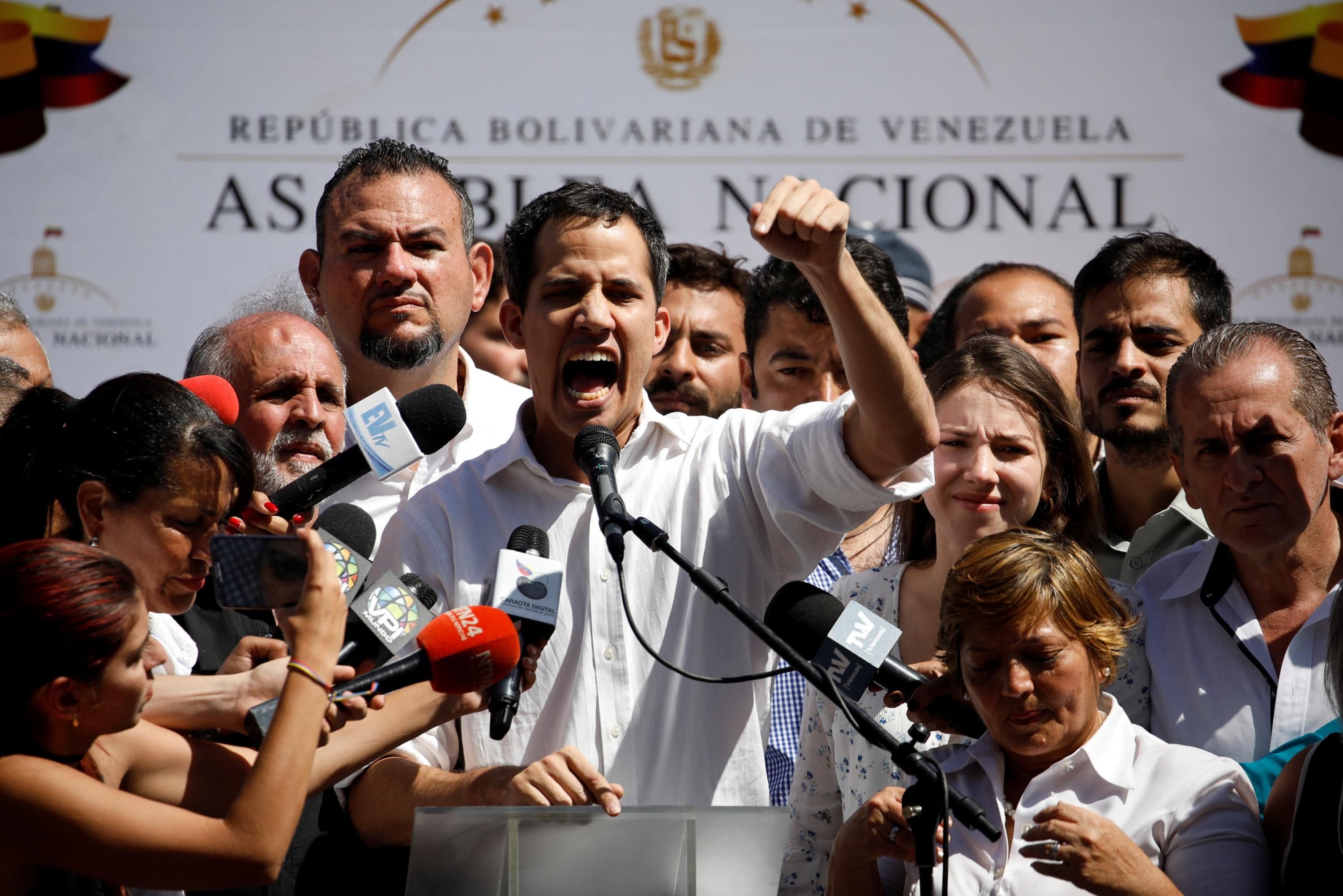 Лідер опозиції Венесуели Гуайдо закликав людей вийти на вулиці і знищити режим Мадуро