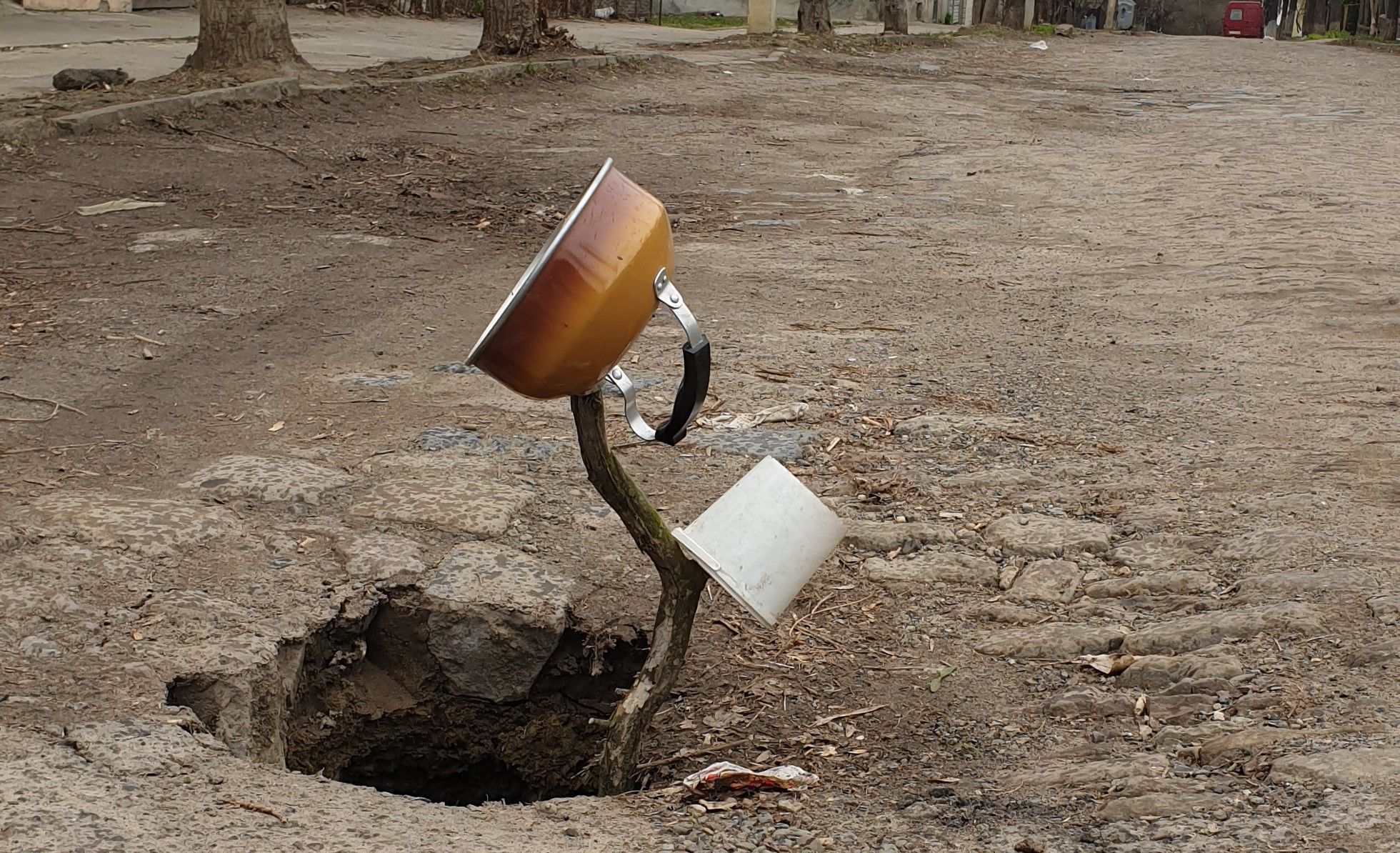 Чайник, универсальный, на палочке: как в Черновцах перекрыли аварийную дорогу – фото