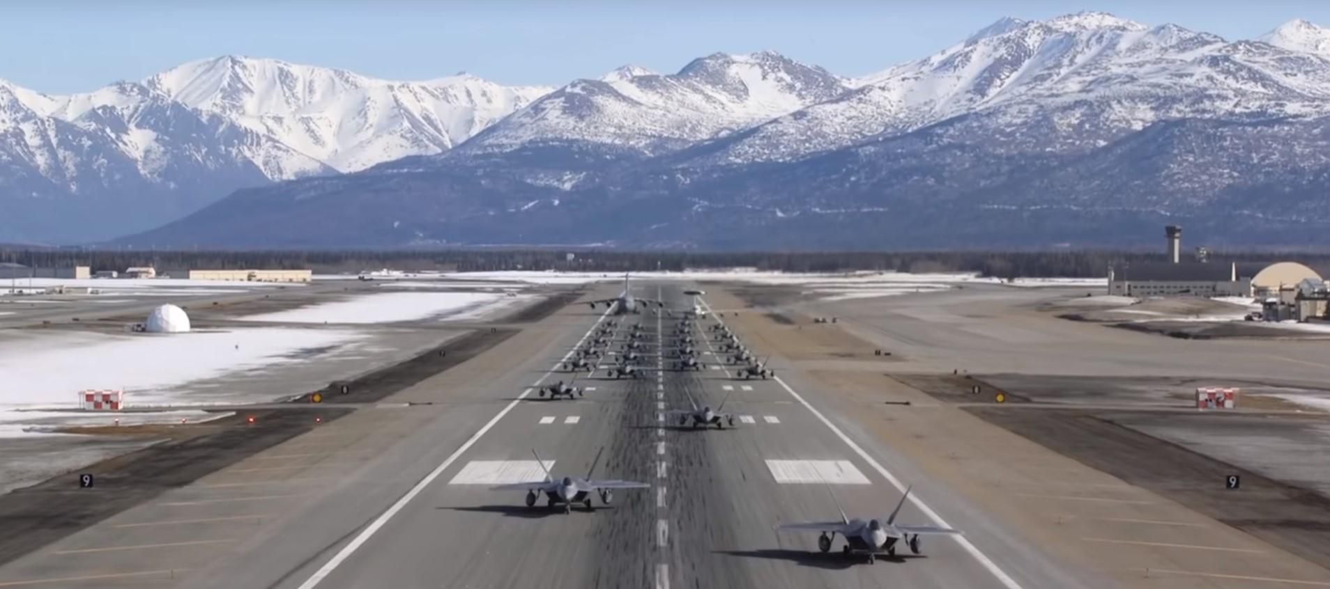 Американці показали своїх "хижаків": з'явилось яскраве відео зльоту винищувачів F-22 Raptor Американці показали своїх "хижаків": з'явилось яскраве відео зльоту винищувачів F-22 Raptor