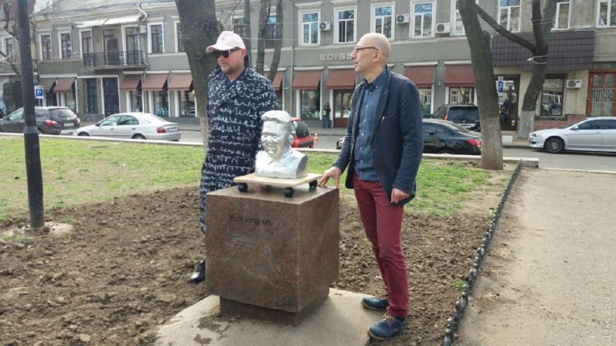 В Одесі відкрили пам’ятники Трампу і Кім Чен Ину в стилі соцреалізму: фото, відео