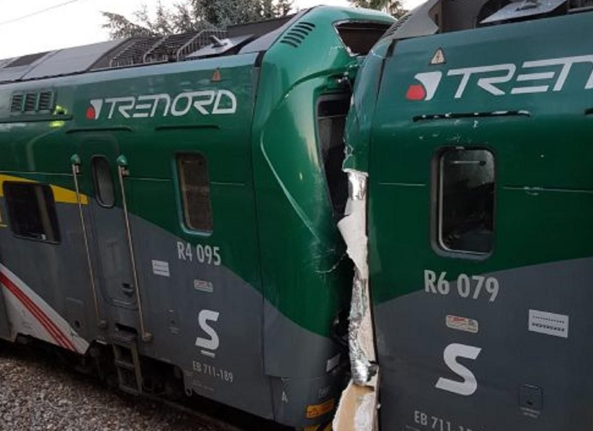 В результате столкновения поездов в Италии пострадали по меньшей мере 50 человек В результате столкновения поездов в Италии пострадали по меньшей мере 50 человек