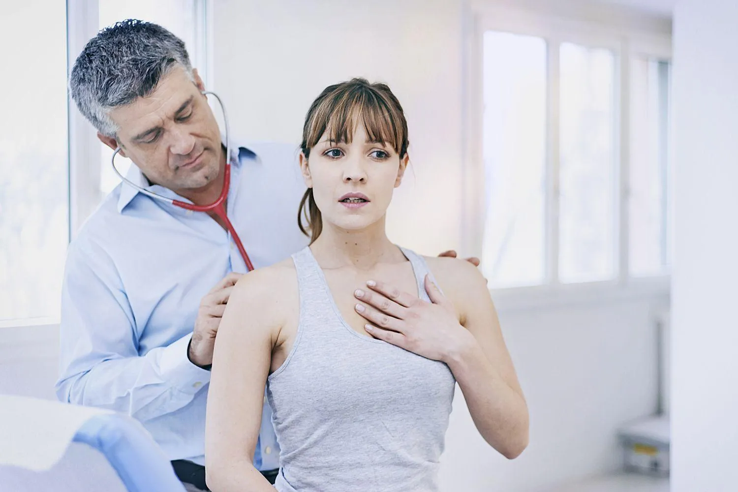 Симптоми пневмонії – кашель та ускладнене дихання Симптоми пневмонії – кашель та ускладнене дихання