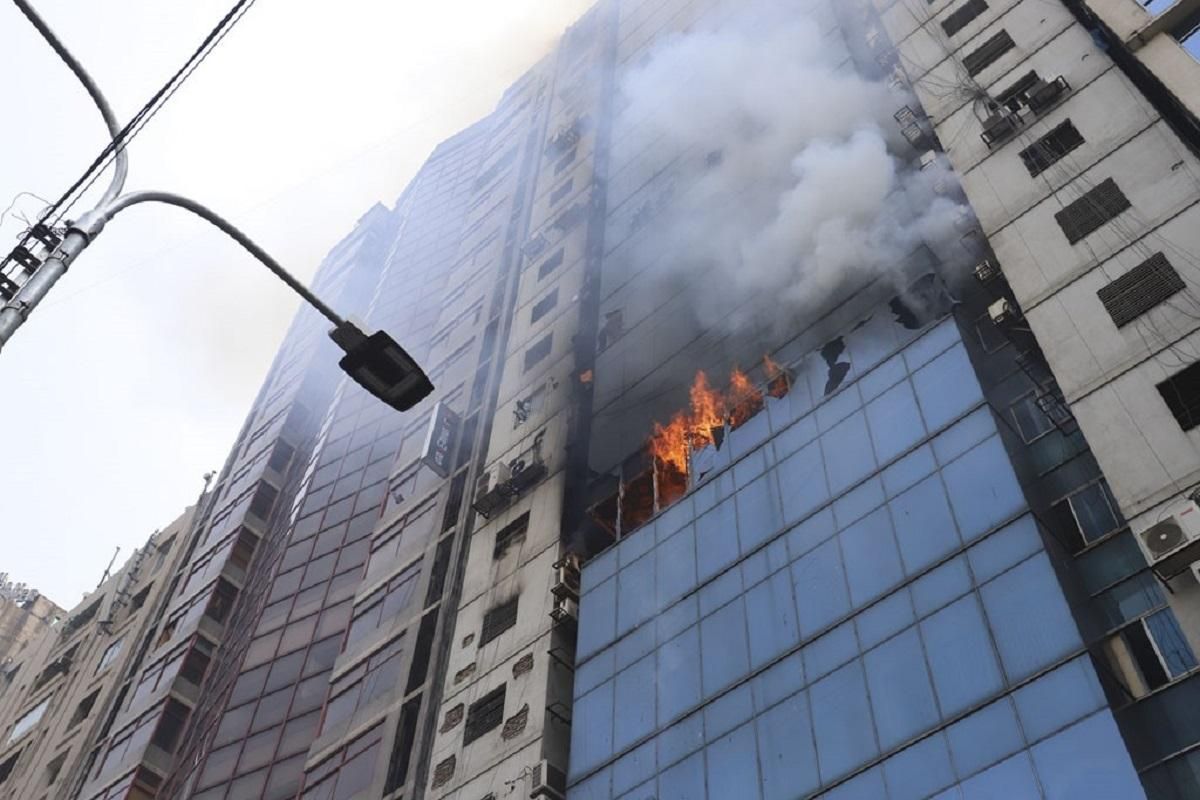 Масштабна пожежа у столичній висотці в Бангладеш: люди вистрибували із вікон, багато загиблих Масштабна пожежа у столичній висотці в Бангладеш: люди вистрибували із вікон, багато загиблих
