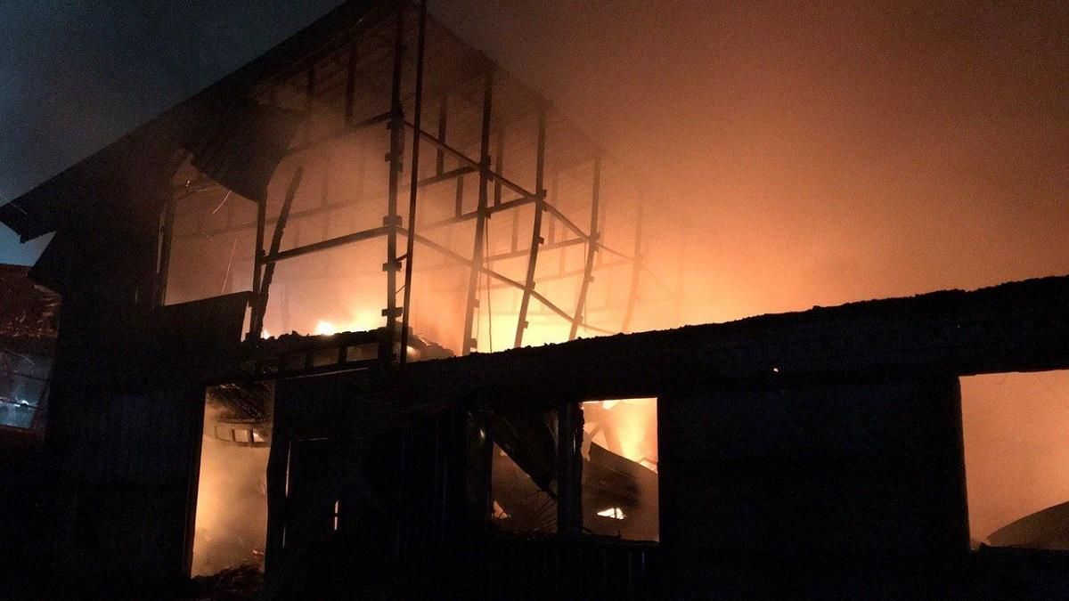 Під Києвом горіло підприємство, що виробляє військове обмундирування: постраждала людина Під Києвом горіло підприємство, що виробляє військове обмундирування: постраждала людина