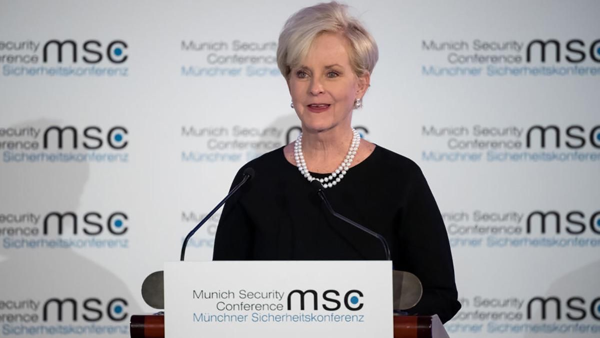 Вдова сенатора Маккейна приехала на выборы в Украину: фото Вдова сенатора Маккейна приехала на выборы в Украину: фото