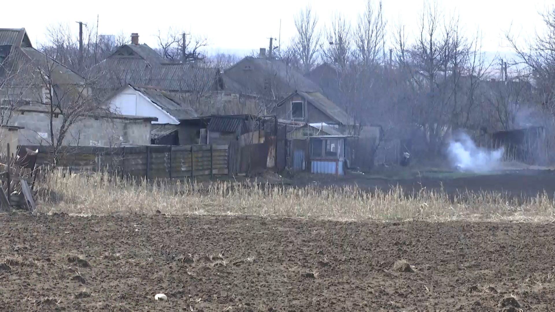 Бойовики зухвало обстріляли мирних мешканців у селі Травневе: фото- і відеорепортаж 24 каналу