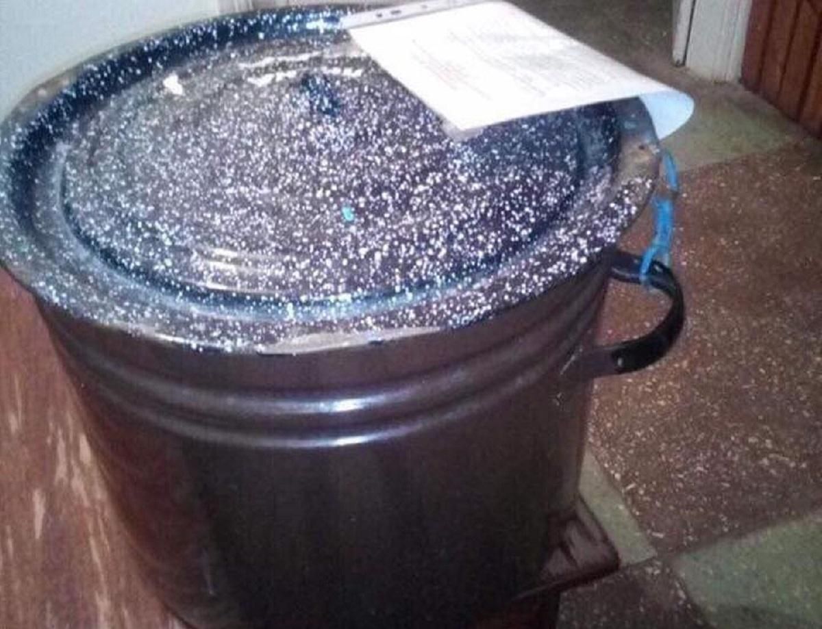 Вместо сейфа – кастрюля: на одном из украинских участков переборщили с креативом Вместо сейфа – кастрюля: на одном из украинских участков переборщили с креативом