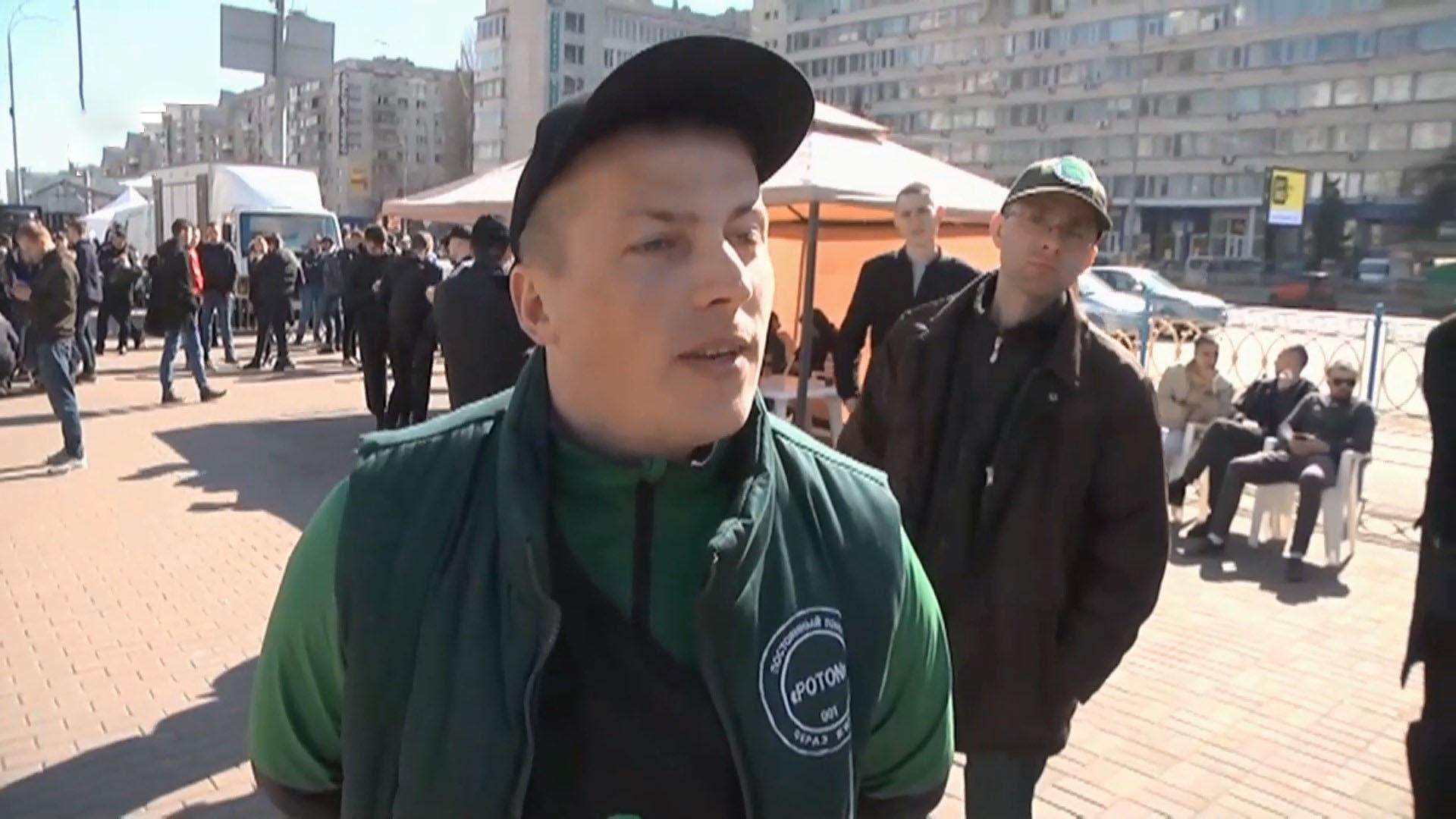 Під ЦВК зібралися кількасот невідомих молодиків: хто вони і які вимоги Під ЦВК зібралися кількасот невідомих молодиків: хто вони і які вимоги