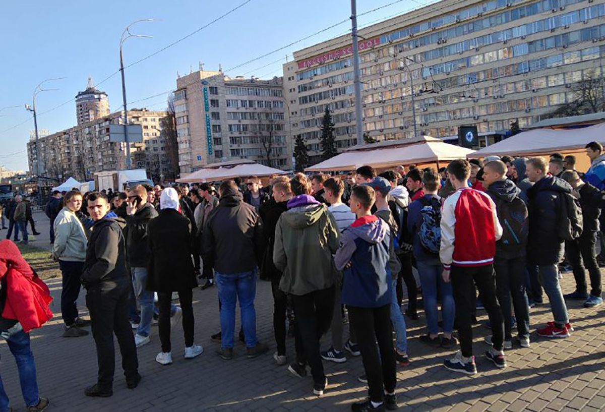 Під ЦВК збирають проплачений мітинг