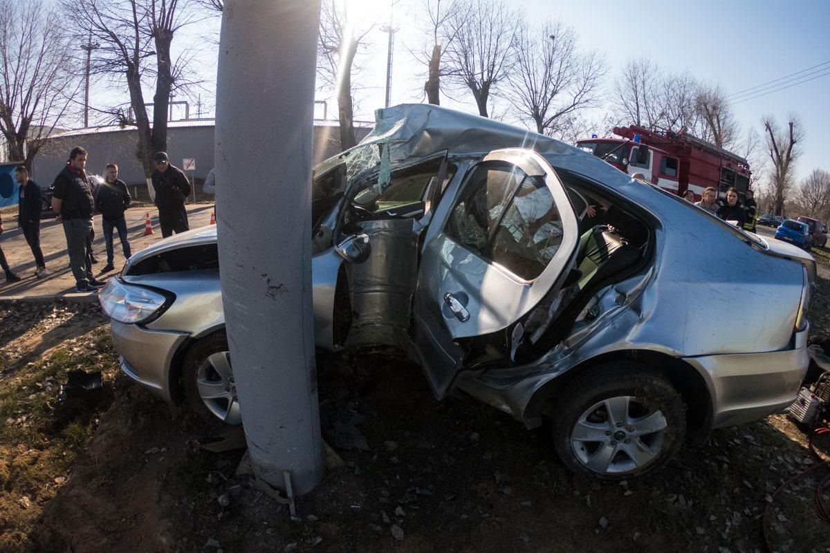 Під Києвом Skoda влетіла в рекламний щит – водій загинув на місці: фото, відео