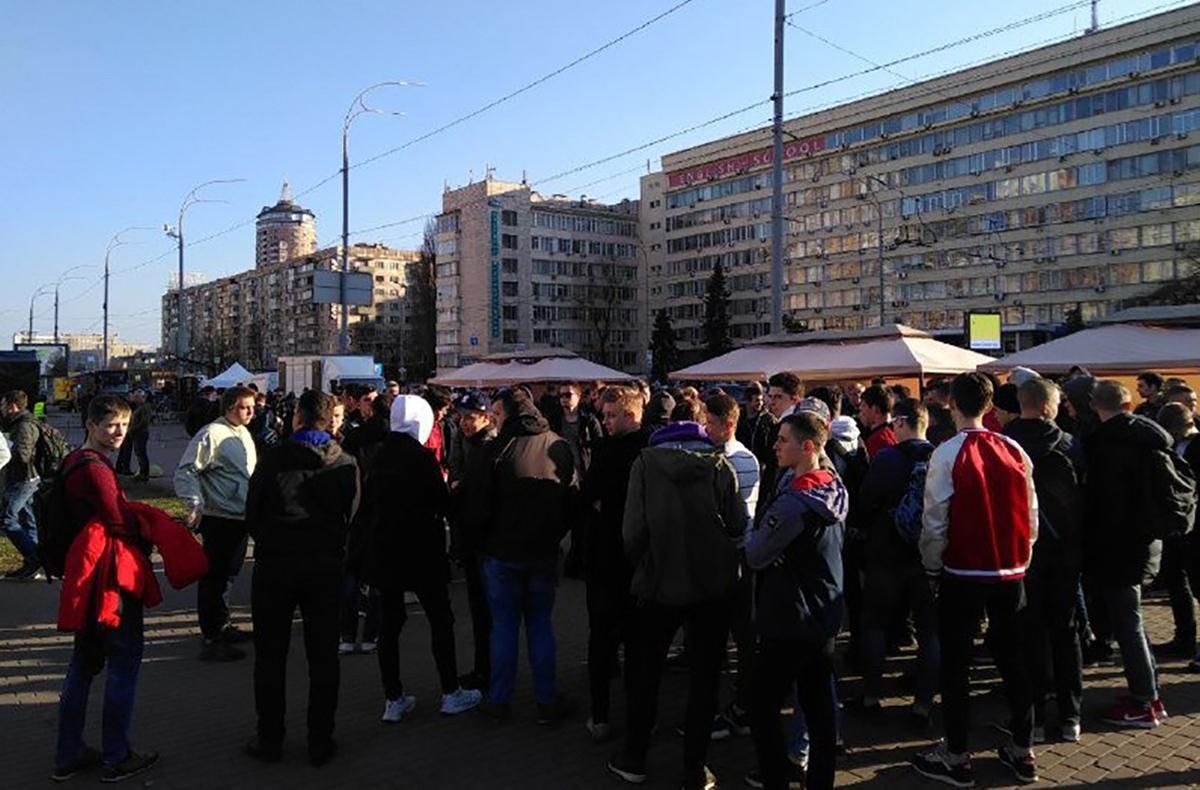 Біля ЦВК молодики з лайкою та штовханиною прогнали журналіста "Дождя": відео 18+ Біля ЦВК молодики з лайкою та штовханиною прогнали журналіста "Дождя": відео 18+