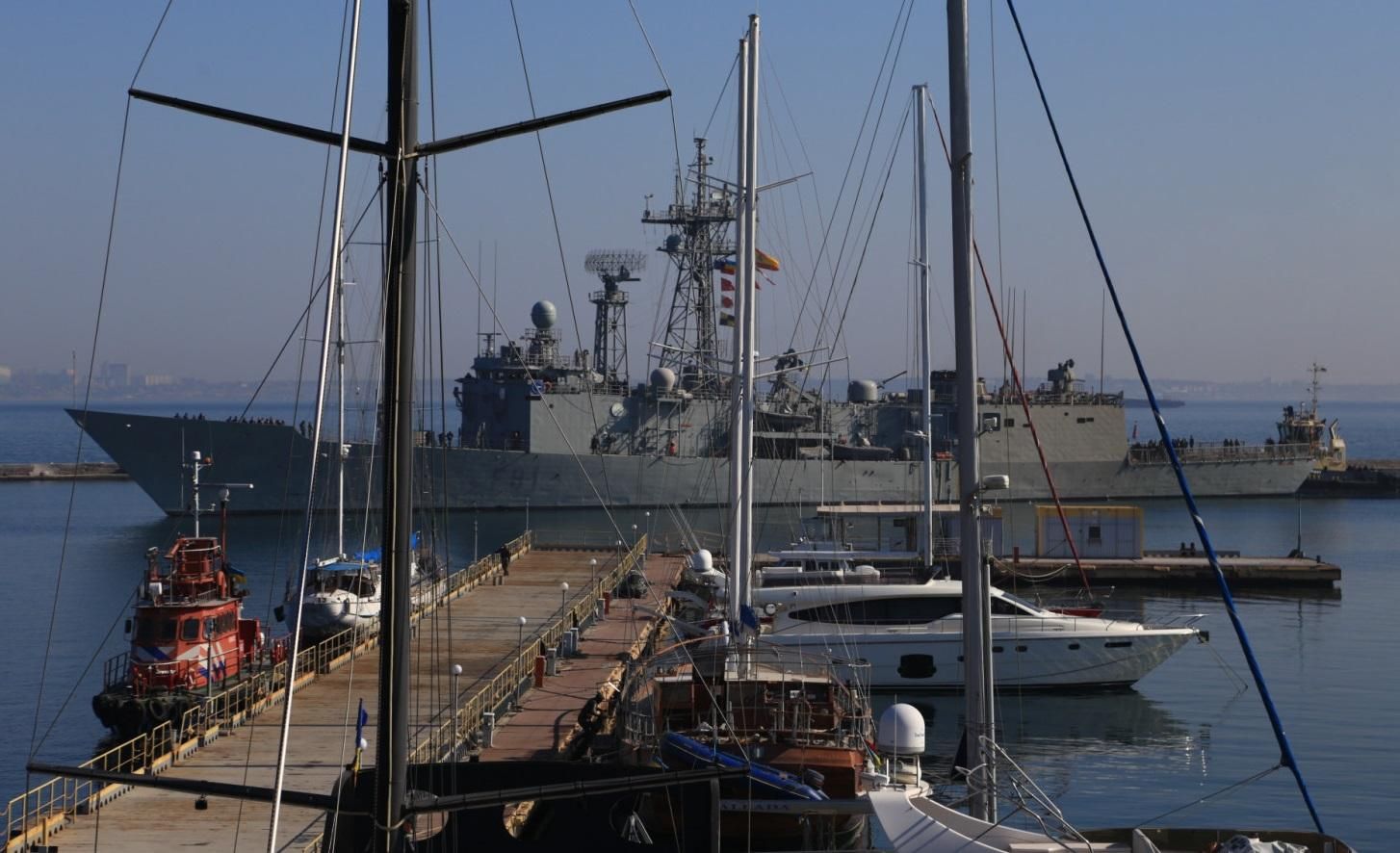 До Одеси прибувають військові кораблі НАТО: фото