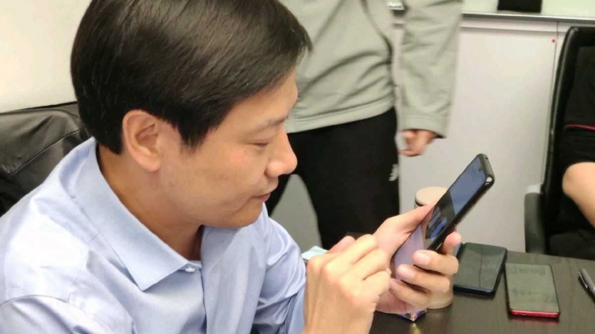 Главу Xiaomi "поймали" с новым флагманским смартфоном Redmi