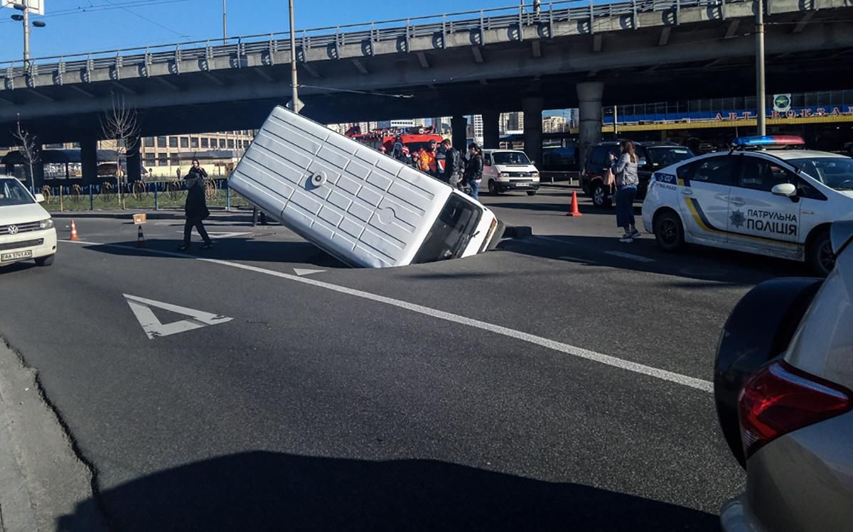 Мікроавтобус провалився під асфальт посеред дороги у Києві: фото і відео Мікроавтобус провалився під асфальт посеред дороги у Києві: фото і відео