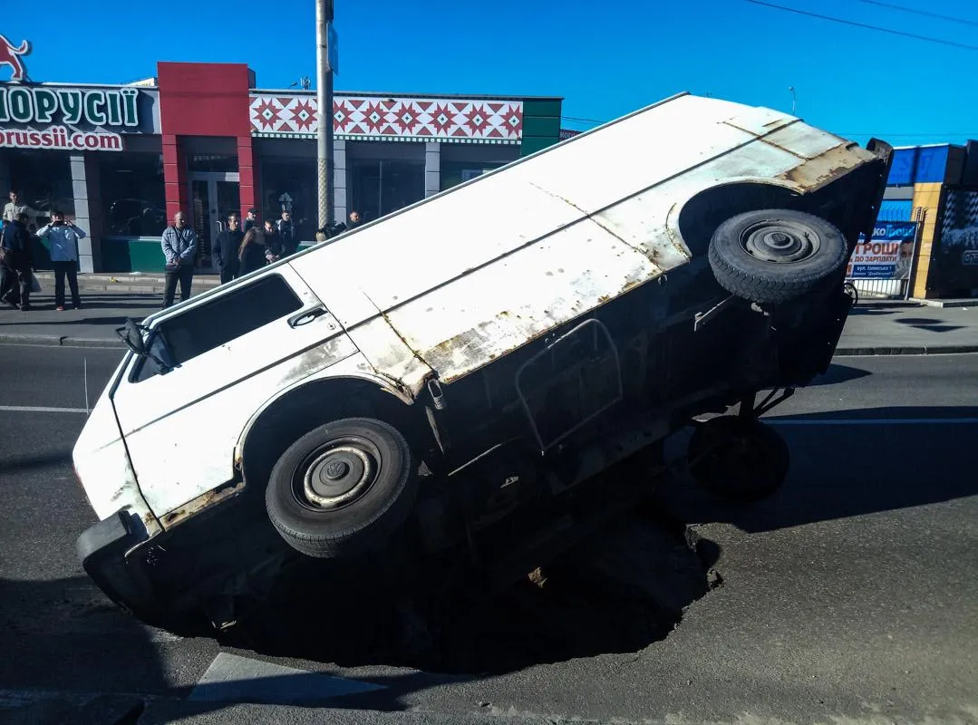 ДТП Київ авто провалилось під асфальт