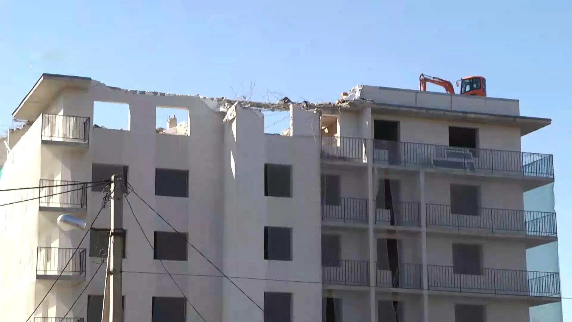 Скандальний самобуд знесли у Львові Скандальний самобуд знесли у Львові