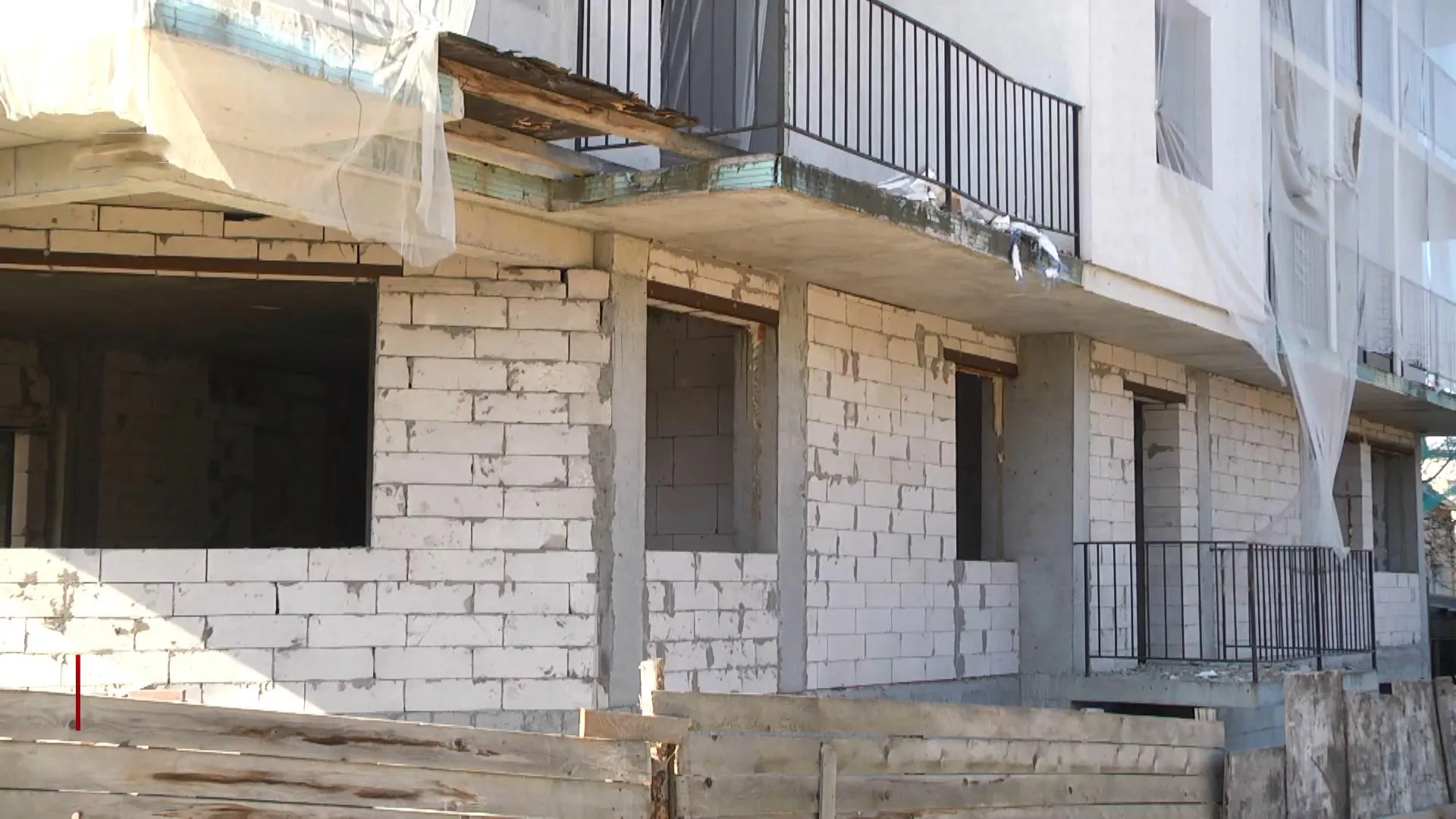 Скандальний самобуд знесли у Львові Скандальний самобуд знесли у Львові