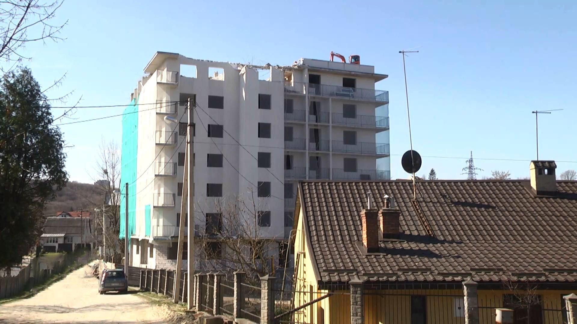 Впервые в Украине: скандальный дом без документов начали сносить во Львове