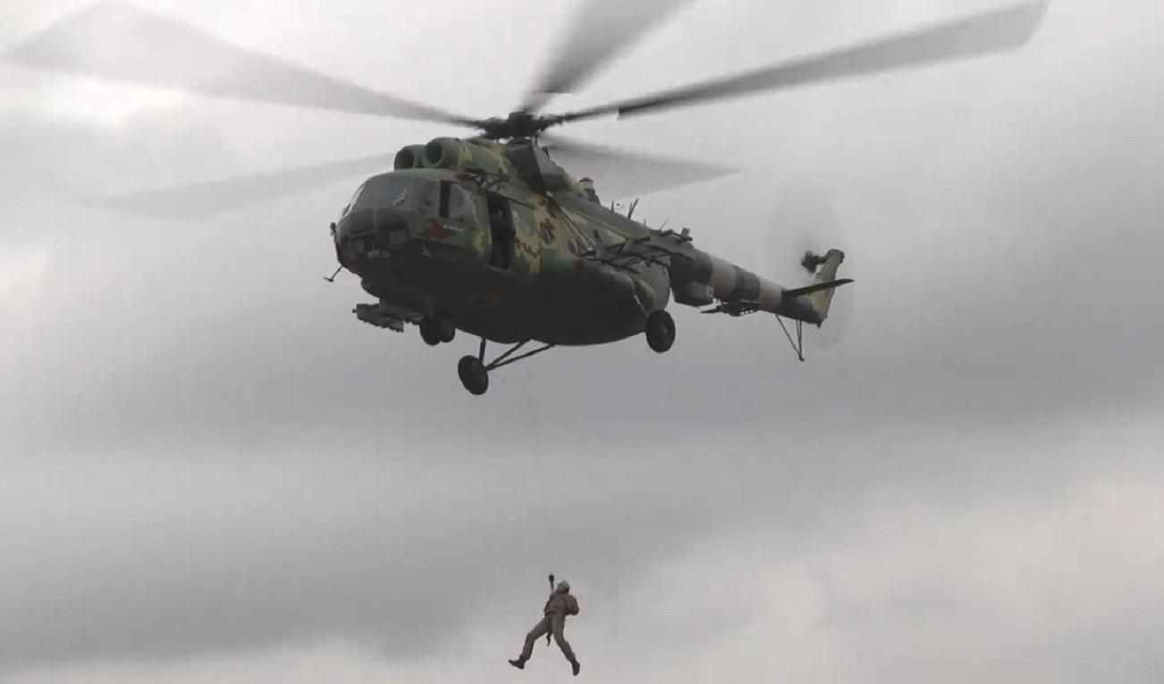 Військові провели видовищне тренування в зоні проведення ООС: відео Військові провели видовищне тренування в зоні проведення ООС: відео