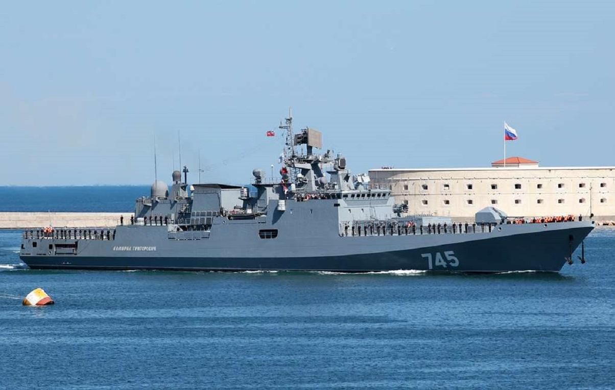 Военный корабль РФ проведет в Черном море артиллерийские стрельбы и электронный запуск ракет