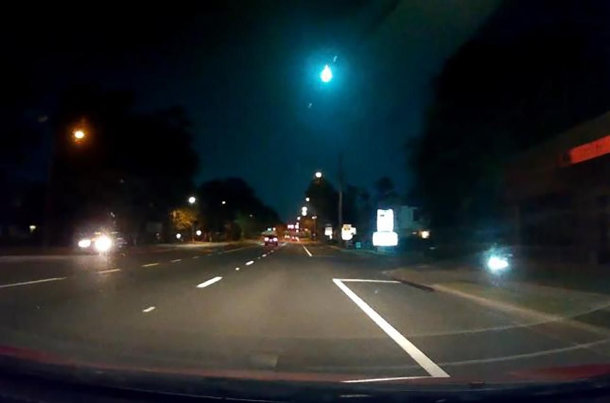 В США падение метеорита попало на видео В США падение метеорита попало на видео