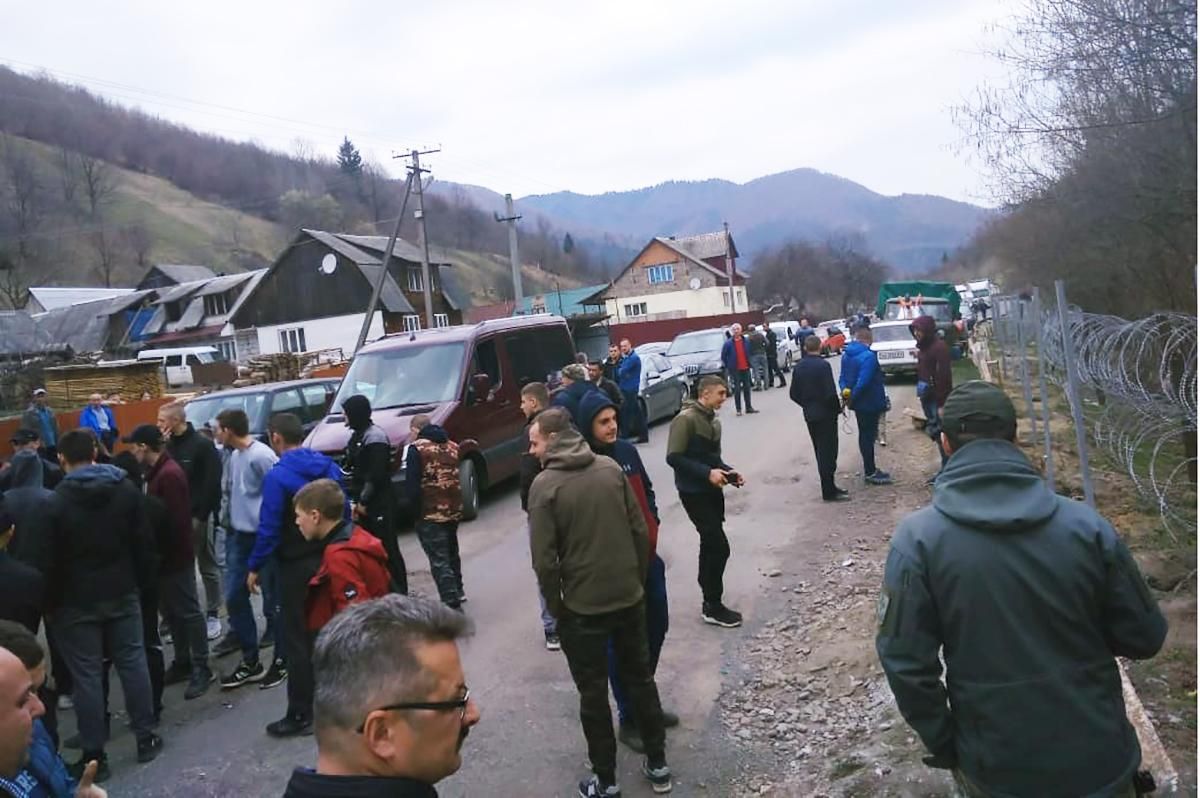 Жителі Закарпаття перекрили дорогу та заважають встановлювати паркан на кордоні з Румунією