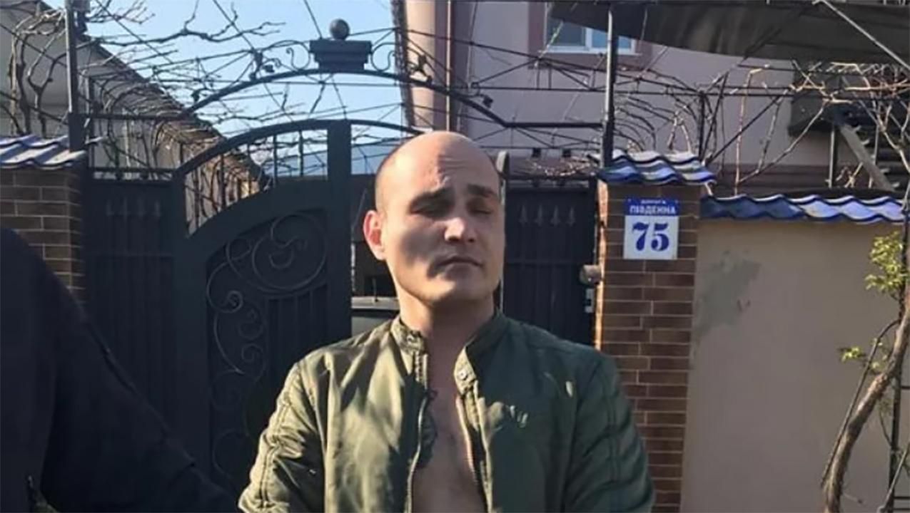 Суд арестовал мужчину, который бил ногами раненых в ДТП нацгвардейцев Суд арестовал мужчину, который бил ногами раненых в ДТП нацгвардейцев