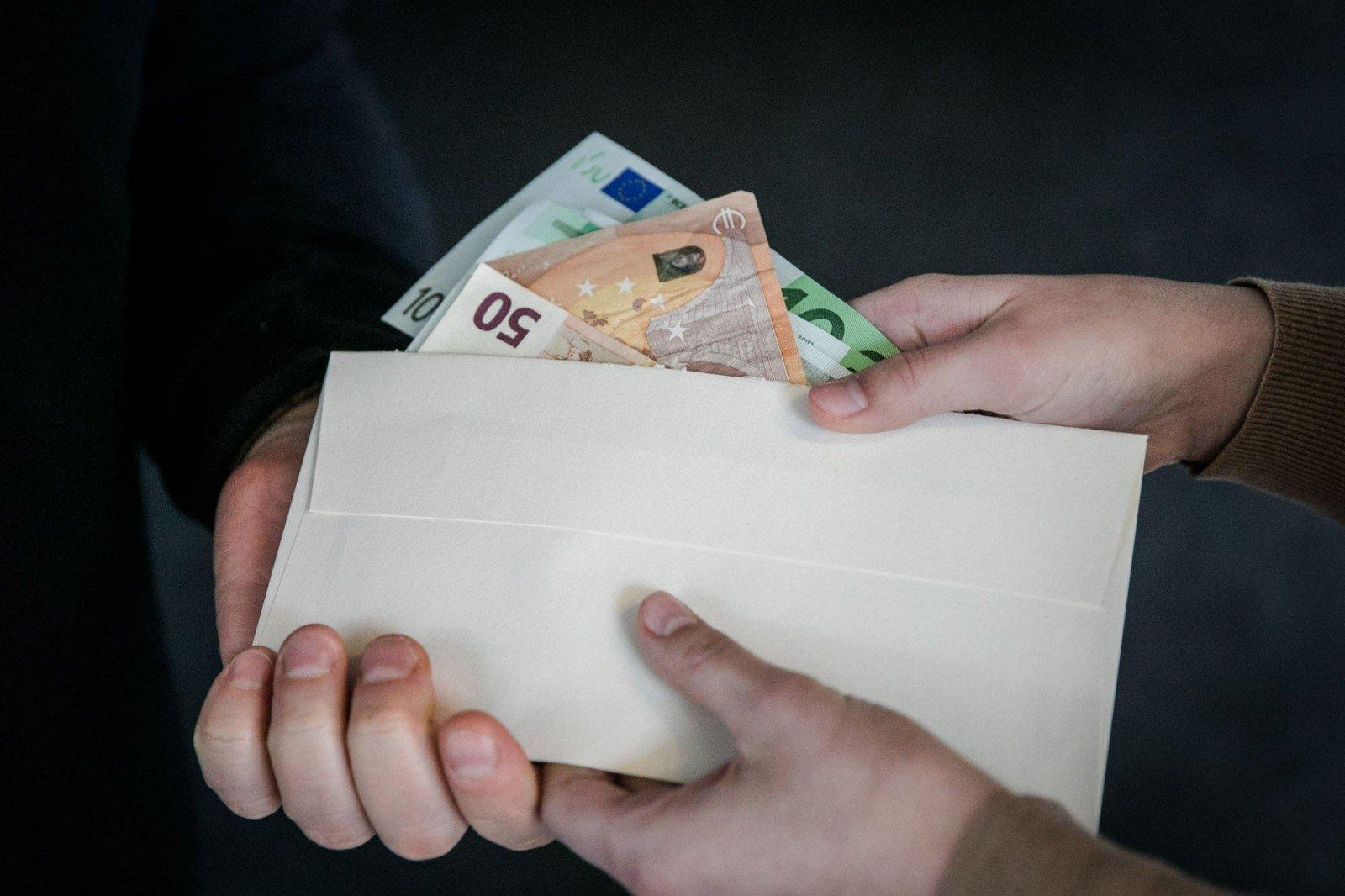 Консула Молдовы в Одессе арестовали, потому что он планировал взять взятку в 100 евро