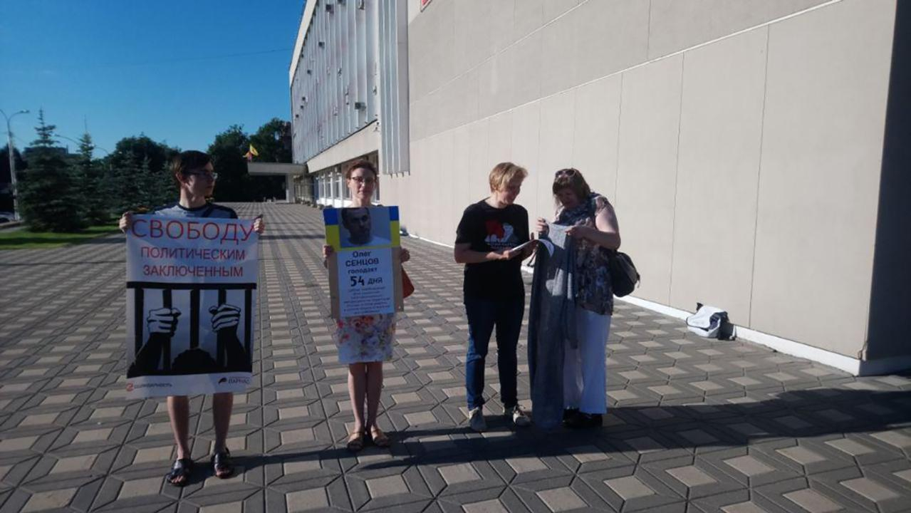 Украинский флаг и книга Немцова: в России задержали 17-летнего парня "за экстремизм"