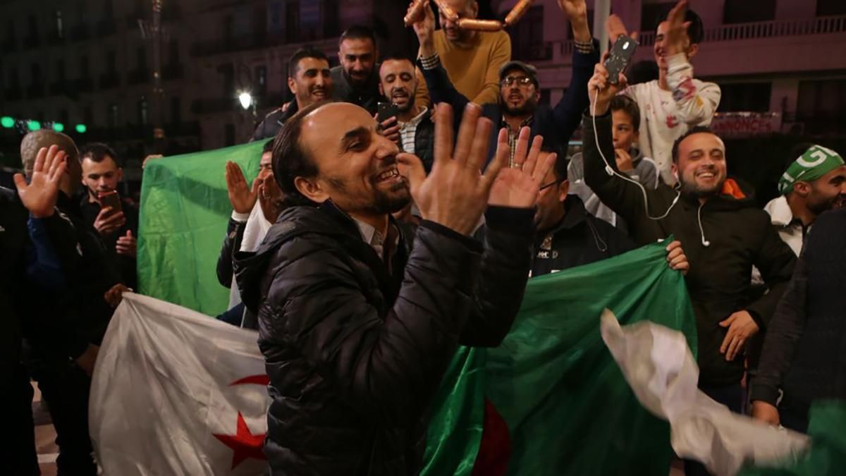 Как в Алжире люди празднуют отставку президента после 20-летнего правления: фото 