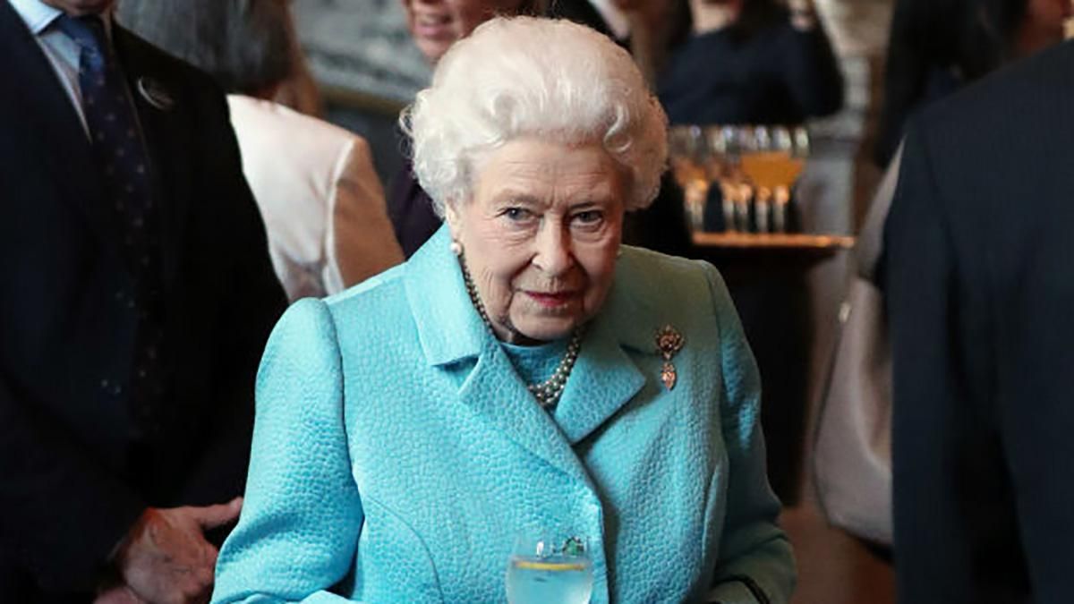 Весняний образ: королева Єлизавета ІІ приголомшила яскравим вбранням