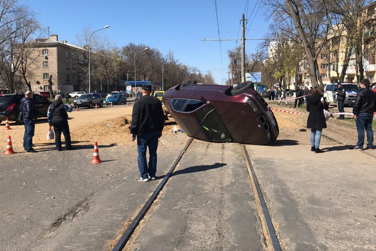 Взрыв прогремел под автомобилем в Одессе: полиция назвала причину