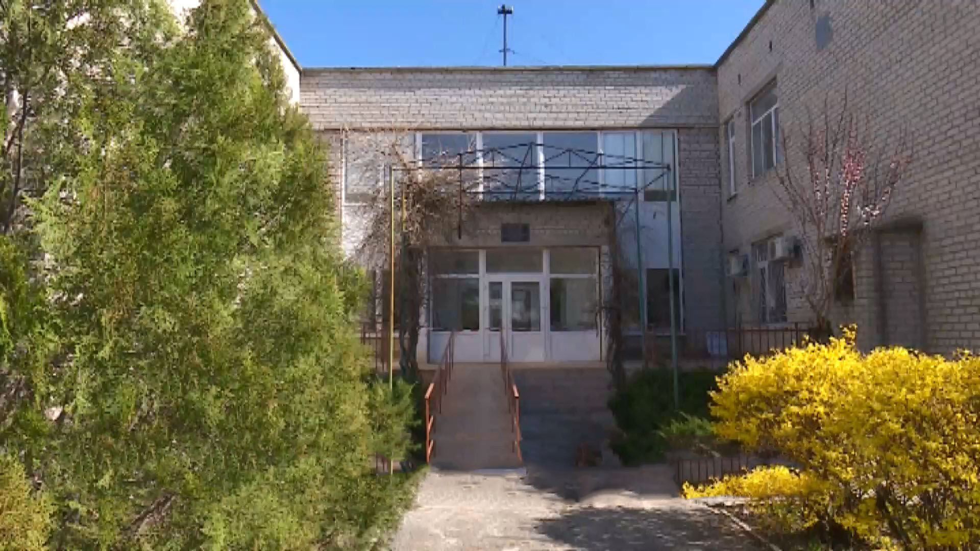 Из-за опасных трещин из больницы Николаева эвакуировали 30 детей Из-за опасных трещин из больницы Николаева эвакуировали 30 детей