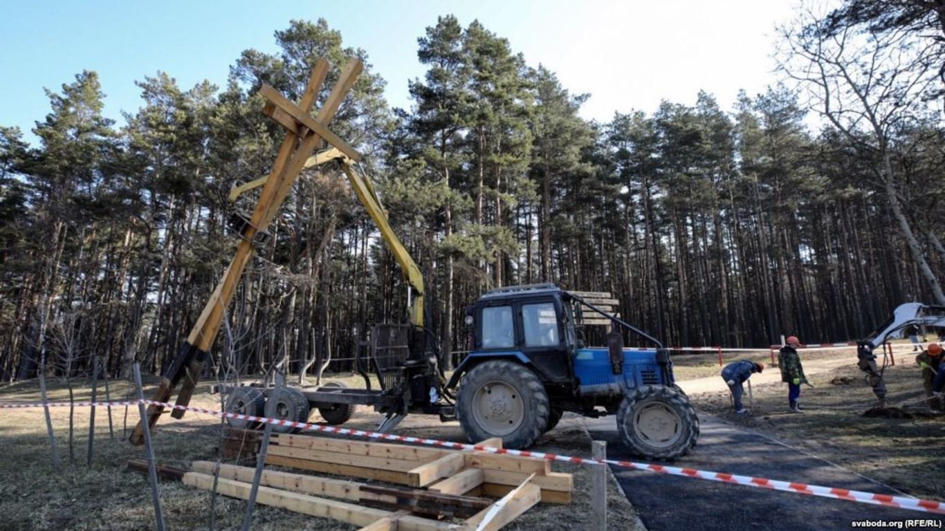 У Білорусі зносять хрести пам'яті жертв сталінських репресій: фото