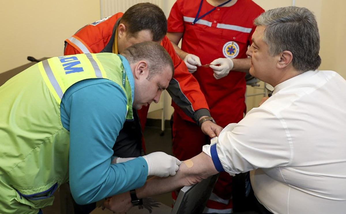 Порошенко здав кров на вміст алкоголю і наркотиків: фото та відео