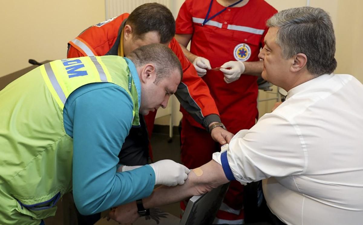 Порошенко сдал анализы крови перед дебатами - видео 05.04.2019 Порошенко сдал анализы крови перед дебатами - видео 05.04.2019