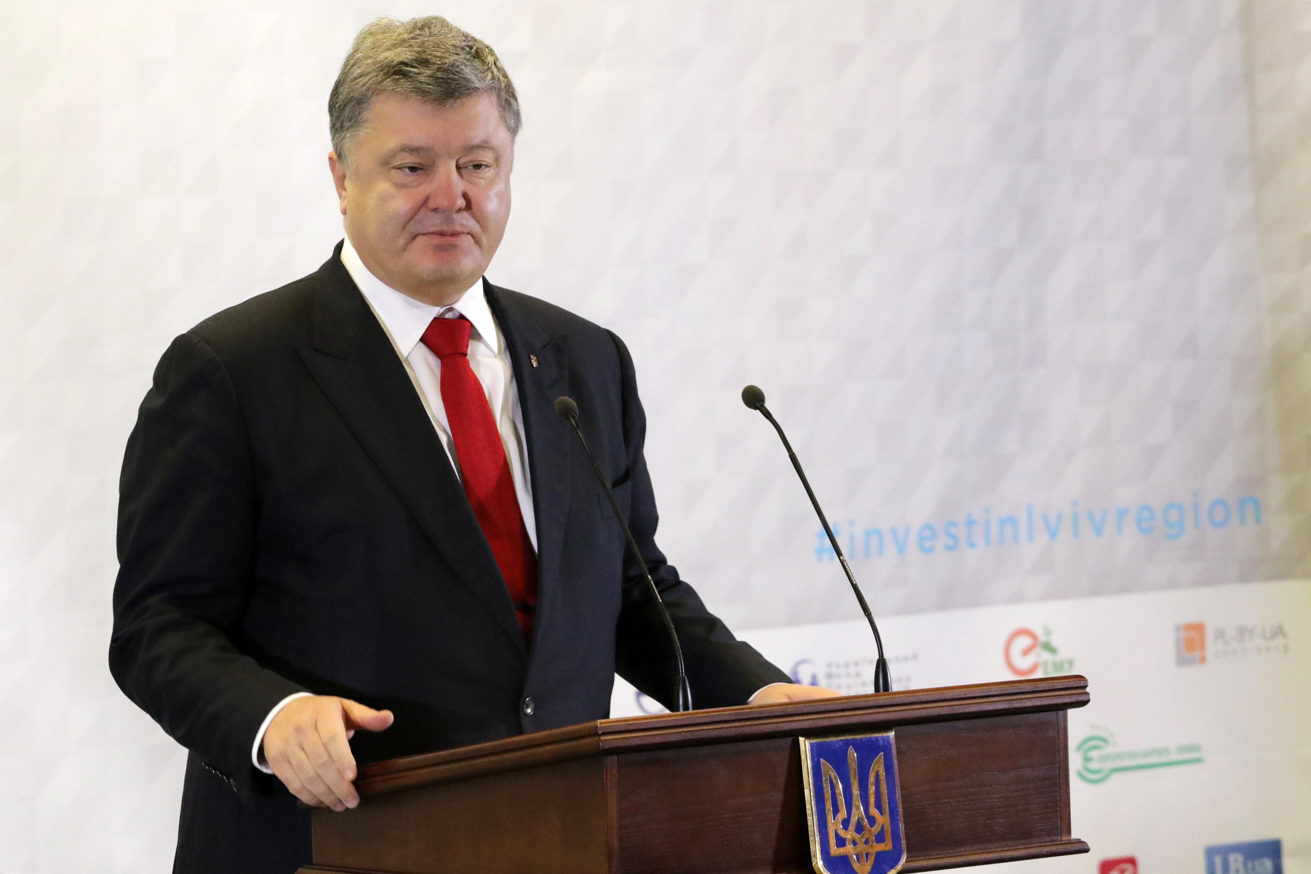 Порошенко предложил провести дебаты с Зеленским в три этапа Порошенко предложил провести дебаты с Зеленским в три этапа